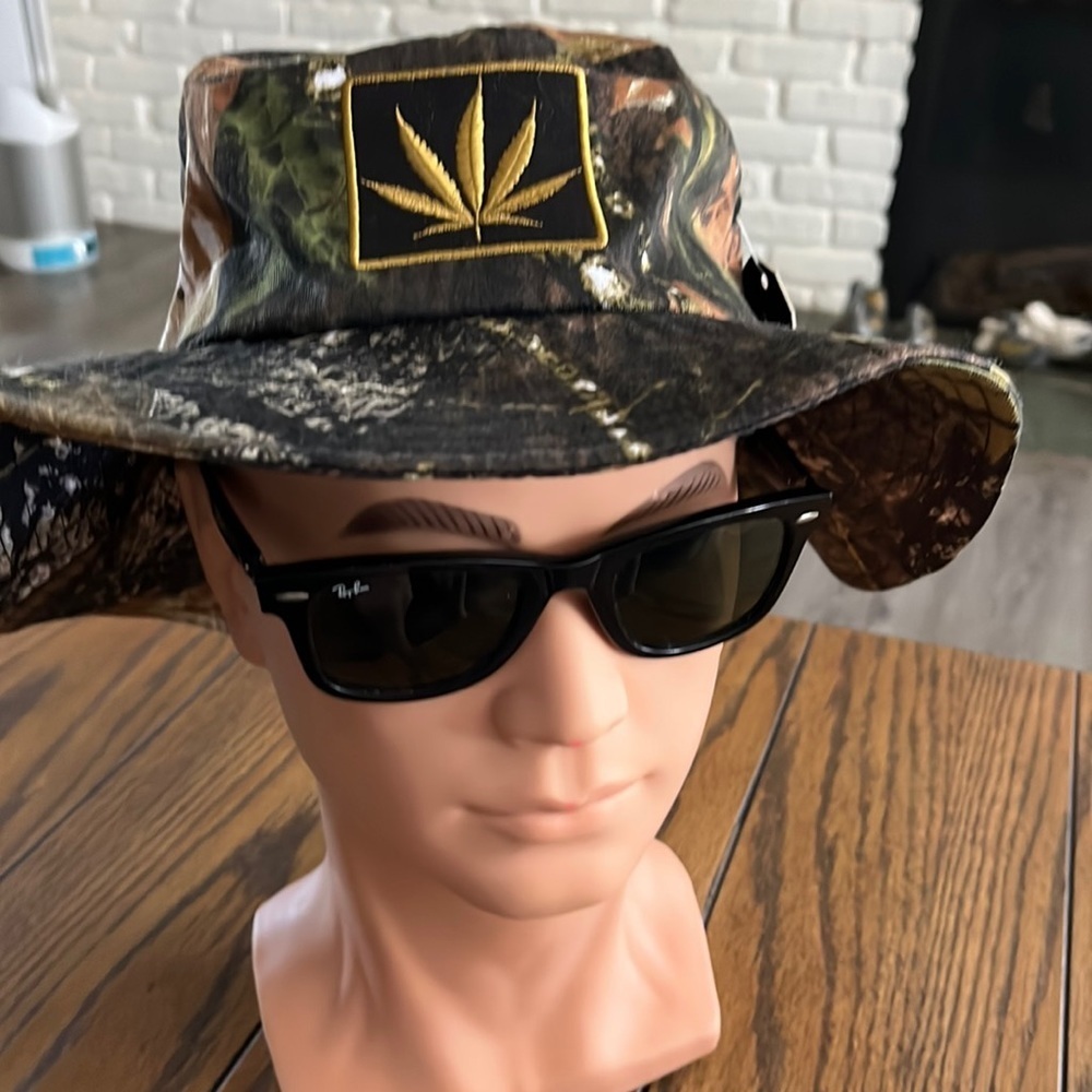 Bucket hat with leaf💙